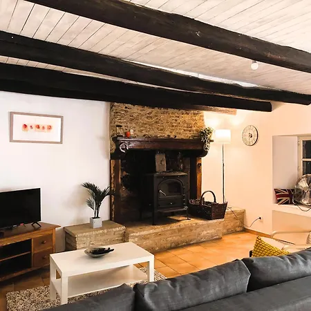 Vakantiehuis Family House With Garden, Terrace & Bbq Saint-Sauvant (Vienne)